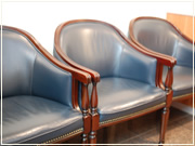 待合室はソファーではなく、1人ずつゆったりと座れるようにしました。